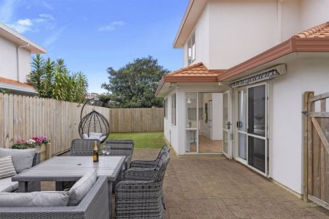 Photo of property in 2/1 Mossop Rise, Glenfield, Auckland, 0629