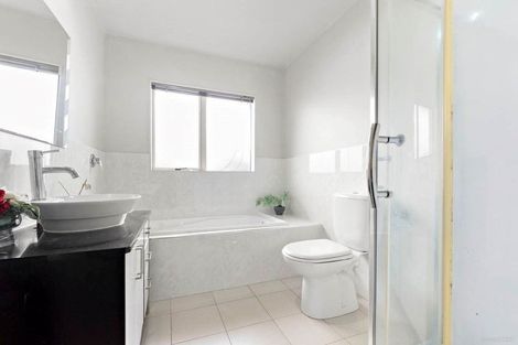 Photo of property in 22 Seresin Crescent, Flat Bush, Auckland, 2016