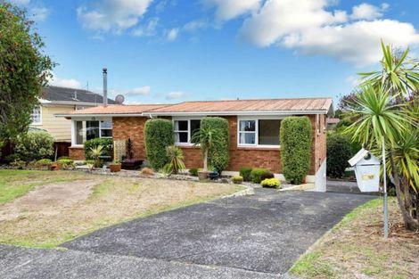 Photo of property in 21 Bert Wilson Place, Cockle Bay, Auckland, 2014