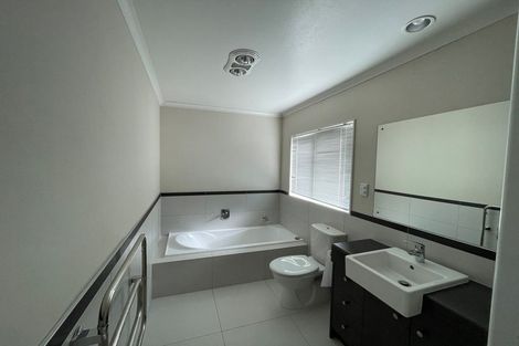 Photo of property in 3 Lorenzo Way, Flat Bush, Auckland, 2016