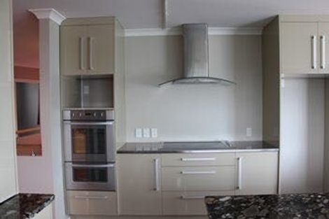 Photo of property in 583 Glenfield Road, Totara Vale, Auckland, 0629