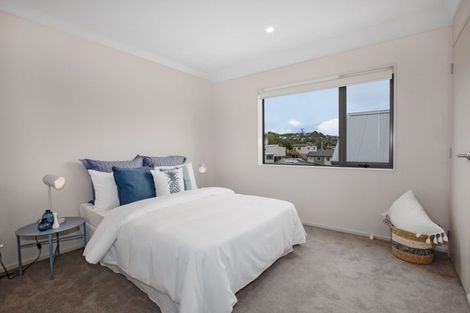 Photo of property in 2 Brindle Way, Newlands, Wellington, 6037