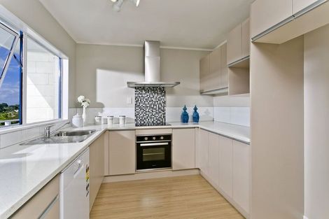 Photo of property in 1/23 Target Road, Totara Vale, Auckland, 0629