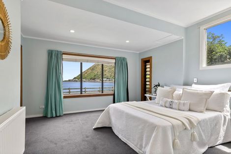 Photo of property in 32 Owhiro Bay Parade, Owhiro Bay, Wellington, 6023