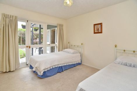 Photo of property in 17 Clivedon Place, Redwood, Christchurch, 8051