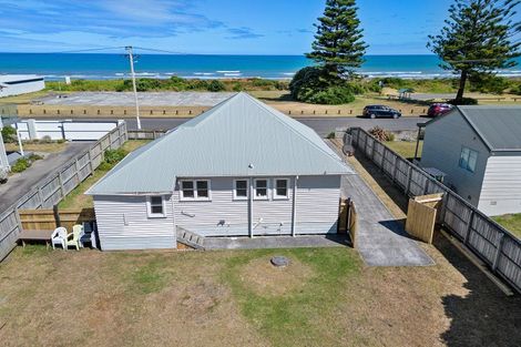 Photo of property in 38 Marine Parade, Otaki Beach, Otaki, 5512