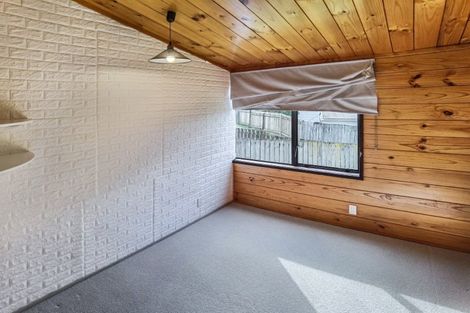 Photo of property in 8 Metric Place, Te Atatu South, Auckland, 0610