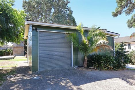 Photo of property in 4 Tasman Avenue, Henderson Valley, Auckland, 0614
