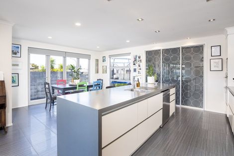 Photo of property in 13 Montrose Place, Highlands Park, New Plymouth, 4312