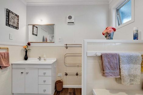 Photo of property in 22 Waiwera Place, Merrilands, New Plymouth, 4312