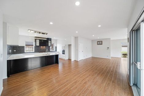 Photo of property in 24 Kilmacrennan Drive, Rosehill, Papakura, 2113