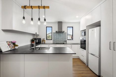 Photo of property in 17 Omahuru Road, Glenbrook, 2681