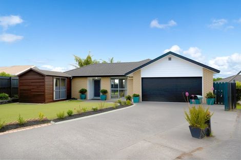 Photo of property in 28 Heversham Place, Glendene, Auckland, 0602