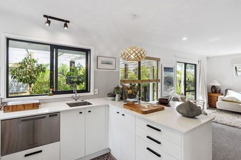 Photo of property in 2 Island View Terrace, Waikanae Beach, Waikanae, 5036