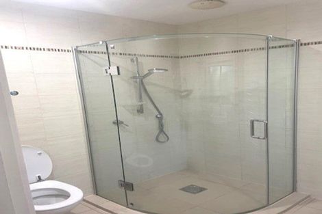 Photo of property in 2/8 Sandown Road, Rothesay Bay, Auckland, 0630