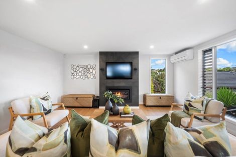 Photo of property in 27 Shelly Beach Parade, Cockle Bay, Auckland, 2014