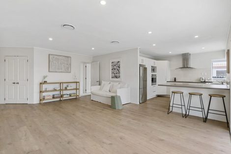 Photo of property in 5 Bridgehead Cove, West Harbour, Auckland, 0618