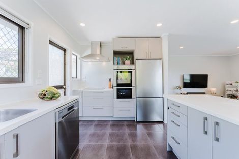 Photo of property in 7 John Dee Crescent, Red Beach, 0932