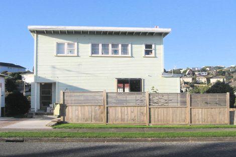 Photo of property in 33 Kapiti Crescent, Titahi Bay, Porirua, 5022