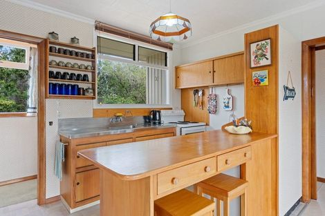 Photo of property in 16 Hughes Street, Waikanae Beach, Waikanae, 5036