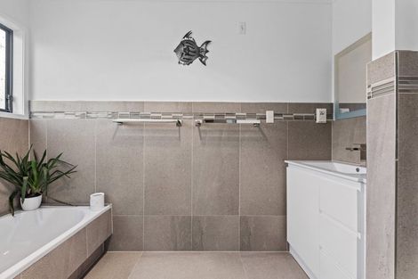 Photo of property in 6 Baronie Court, Half Moon Bay, Auckland, 2012