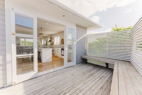 Photo of property in 215 Mangorei Road, Merrilands, New Plymouth, 4312