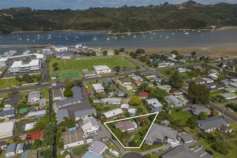 Photo of property in 20 Annette Place, Whitianga, 3510