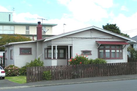 Photo of property in 28 Onewa Road, Northcote Point, Auckland, 0627