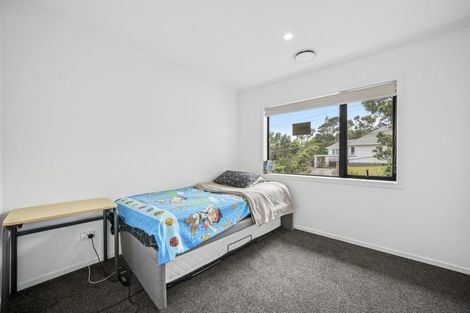 Photo of property in 18 Lyndfield Lane, Newlands, Wellington, 6037