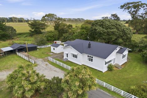 Photo of property in 225 Kuku Beach Road, Kuku, Manakau, 5570