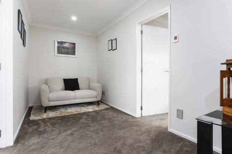 Photo of property in 4225d Great North Road, Glendene, Auckland, 0602