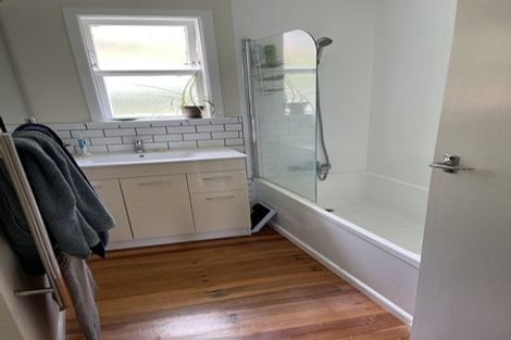 Photo of property in 17 Bedford Street, Northland, Wellington, 6012