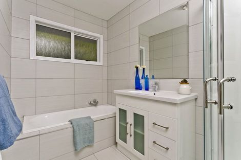 Photo of property in 1/23 Target Road, Totara Vale, Auckland, 0629