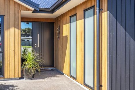 Photo of property in 17 Kaiwaru Place, Waikanae, 5036