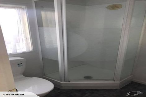 Photo of property in 1/934 East Coast Road, Northcross, Auckland, 0630