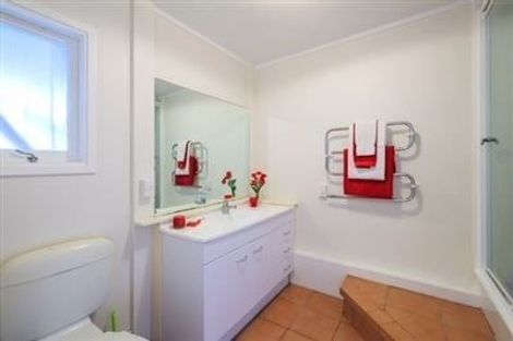 Photo of property in 6 Shearwater Rise, Rothesay Bay, Auckland, 0630