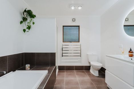 Photo of property in 7 John Dee Crescent, Red Beach, 0932