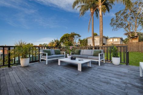 Photo of property in 19 Highland Avenue, Titirangi, Auckland, 0604