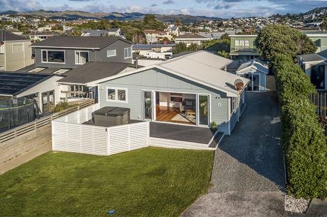 Photo of property in 3 Terrace Road, Titahi Bay, Porirua, 5022