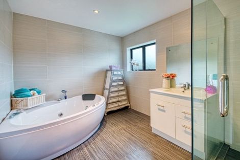 Photo of property in 29 Midhurst Avenue, Henderson, Auckland, 0612