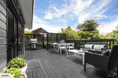 Photo of property in 9 Woodfern Crescent, Titirangi, Auckland, 0604