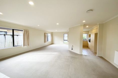 Photo of property in 33 Belcoo Crescent, East Tamaki, Auckland, 2013