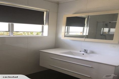 Photo of property in 1 Wakeling Avenue, Te Atatu South, Auckland, 0610