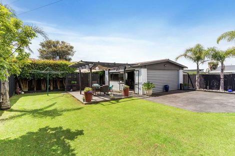 Photo of property in 70 Edgewater Drive, Pakuranga, Auckland, 2010