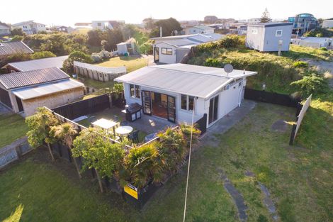Photo of property in 13 Mack Street, Foxton Beach, Foxton, 4815