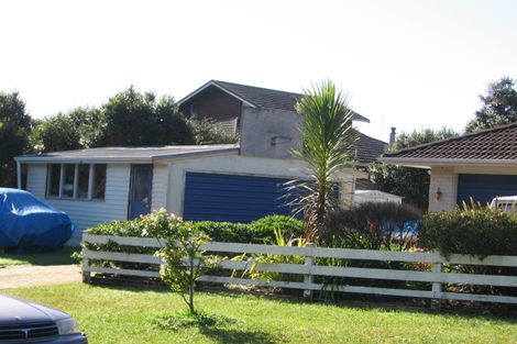 Photo of property in 11 Laingfield Terrace, Laingholm, Auckland, 0604