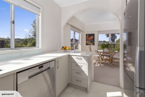 Photo of property in 15 Ravenwood Drive, Forrest Hill, Auckland, 0620