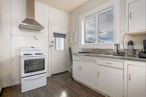 Photo of property in 33 Rewa Street, Takaro, Palmerston North, 4412