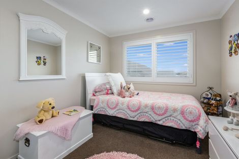Photo of property in 86 Queen Charlotte Drive, Aotea, Porirua, 5024
