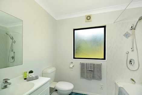 Photo of property in 20 Stephanie Close, Glenfield, Auckland, 0629